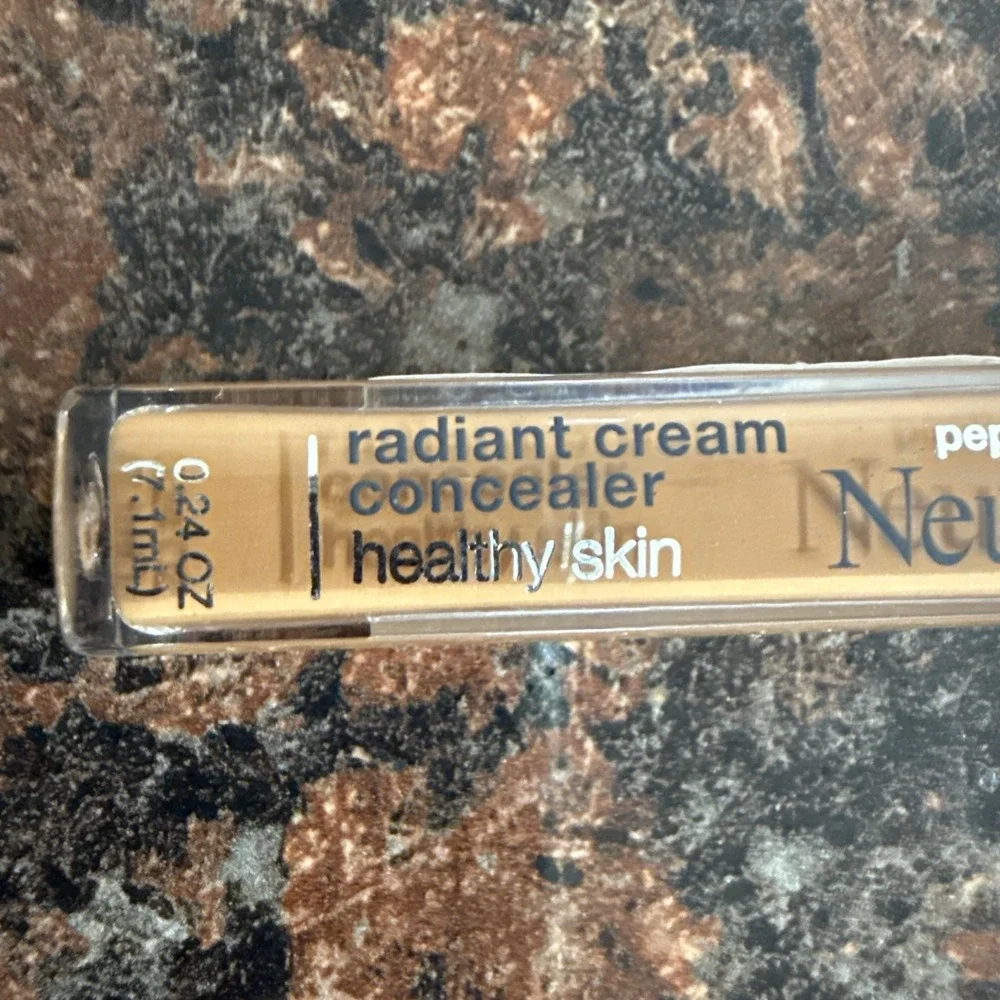 NEUTROGENA HEALTHY SKIN RADIANT CREAM CONCEALER PECAN MED DEEP 2 - 0.24 OZ 2 PC
